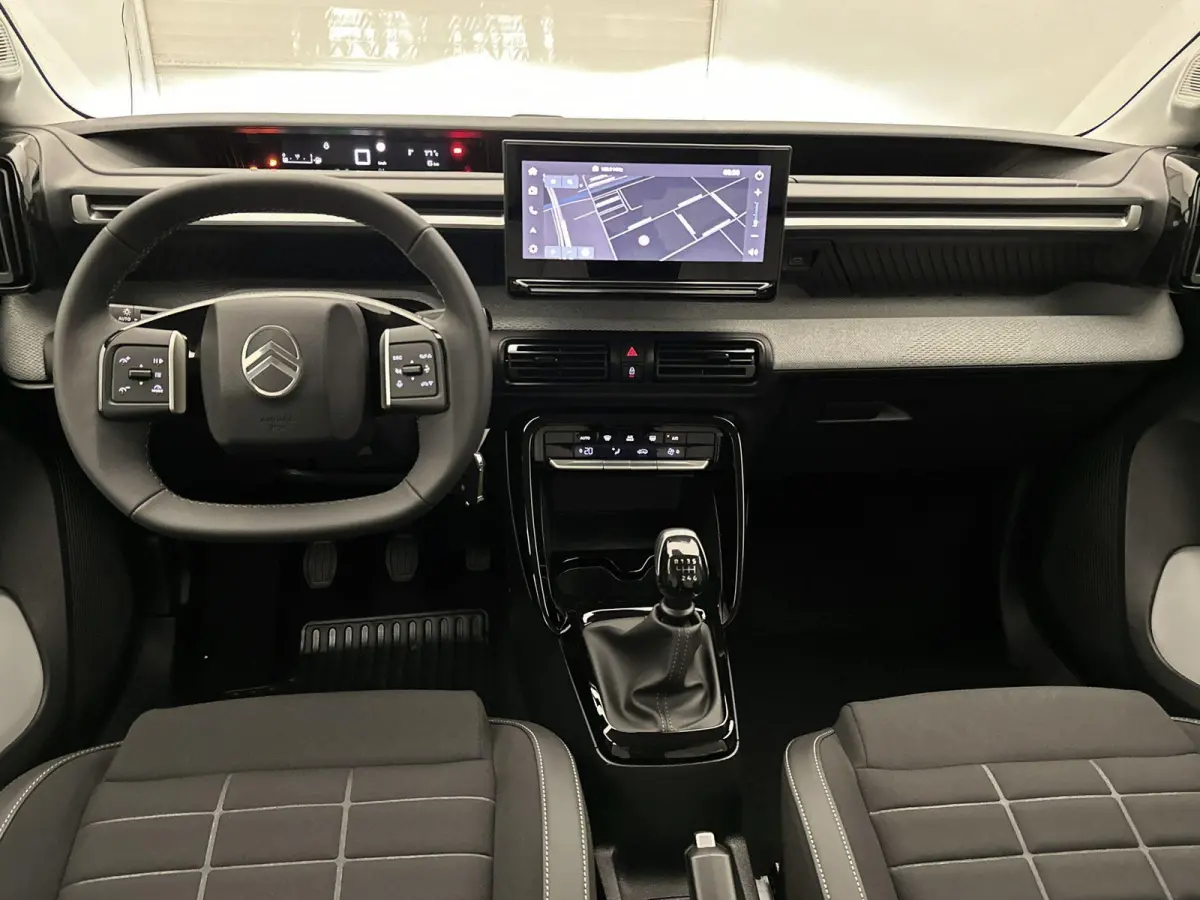 Max 100 pk | Navigatie | Achteruitrijcamera | Parkeersensoren Achter | Comfortstoelen | LED Koplampen | Head-up Display | Climate Control | Cruise Control | 17" Lichtmetalen Velgen | Apple C