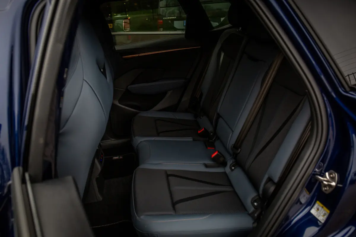 1.5 eTSI Business ,  Adaptive cruise, Carplay, Stuur/stoelverwarming,
