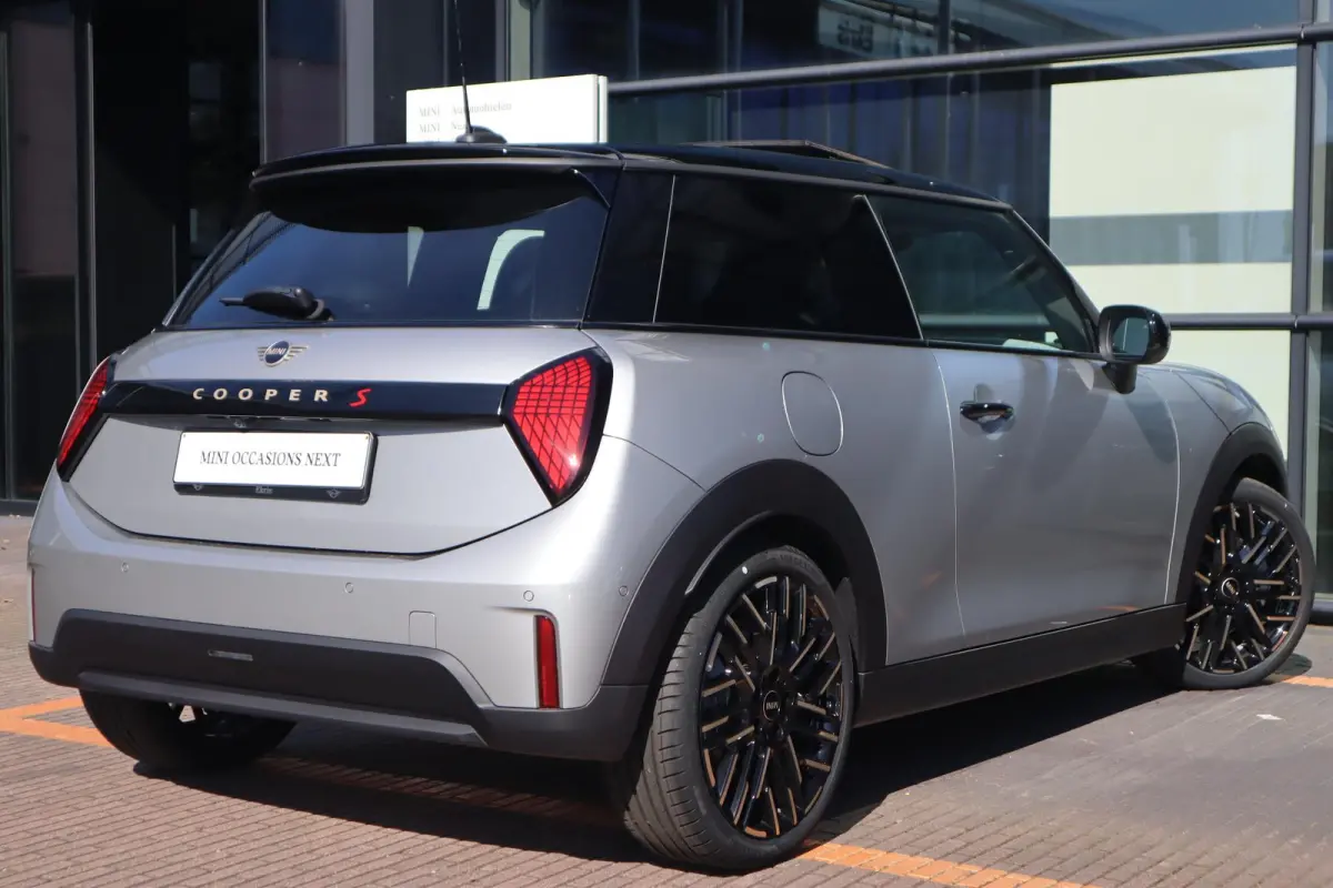 Cooper S | Favoured Trim + Pakket M / Panoramadak / MINI Head-Up Display /