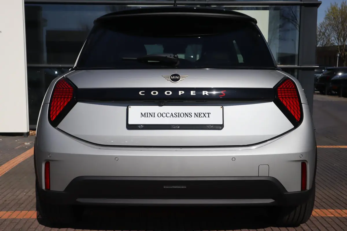 Cooper S | Favoured Trim + Pakket M / Panoramadak / MINI Head-Up Display /
