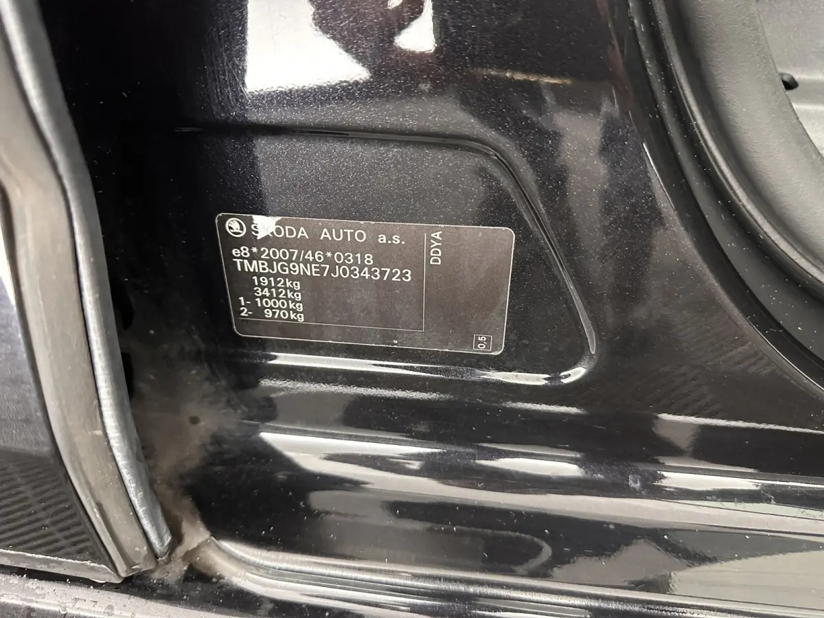 1.6 TDI Greentech Clever Edition Aut. *LEATHER-FABRIC | NAVI-FULLMAP | COMFORT-SEATS | DAB+ | HEATED-SEATS | AMUNDSEN-AUDIO | ECC | SHIFT-PADDLES | PARKPILOT | CRUISE | TOWBAR | 16''ALU *