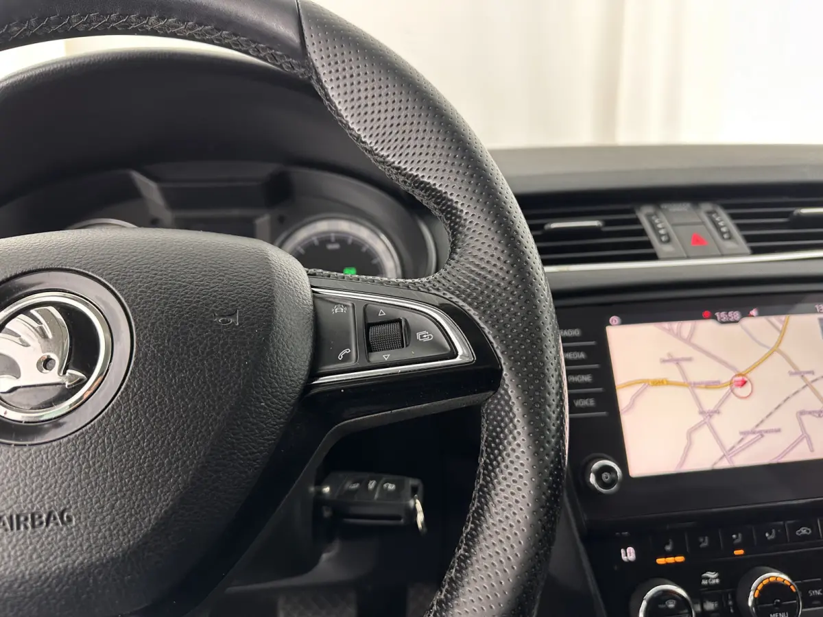 1.6 TDI Greentech Clever Edition Aut. *LEATHER-FABRIC | NAVI-FULLMAP | COMFORT-SEATS | DAB+ | HEATED-SEATS | AMUNDSEN-AUDIO | ECC | SHIFT-PADDLES | PARKPILOT | CRUISE | TOWBAR | 16''ALU *