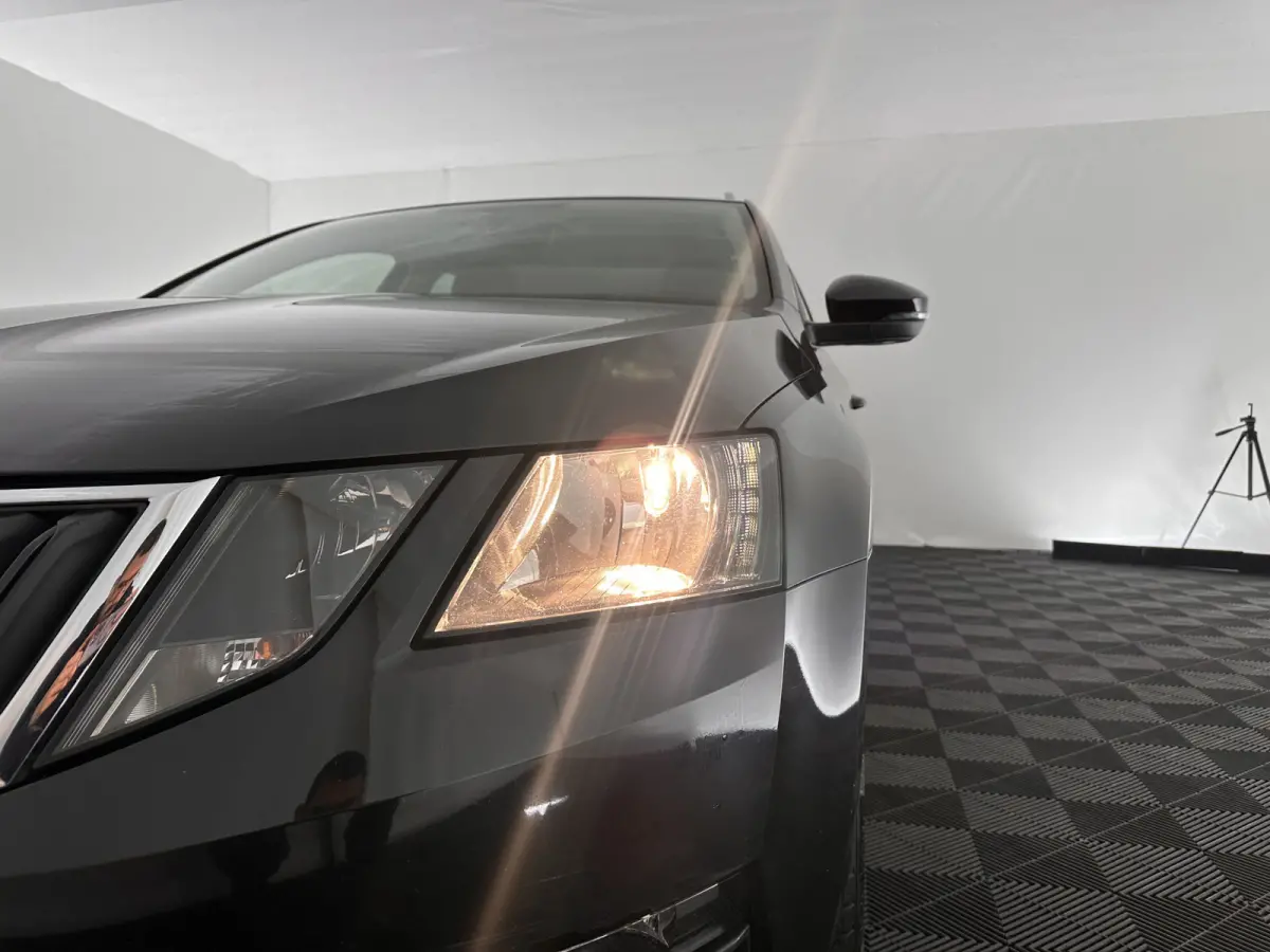 1.6 TDI Greentech Clever Edition Aut. *LEATHER-FABRIC | NAVI-FULLMAP | COMFORT-SEATS | DAB+ | HEATED-SEATS | AMUNDSEN-AUDIO | ECC | SHIFT-PADDLES | PARKPILOT | CRUISE | TOWBAR | 16''ALU *
