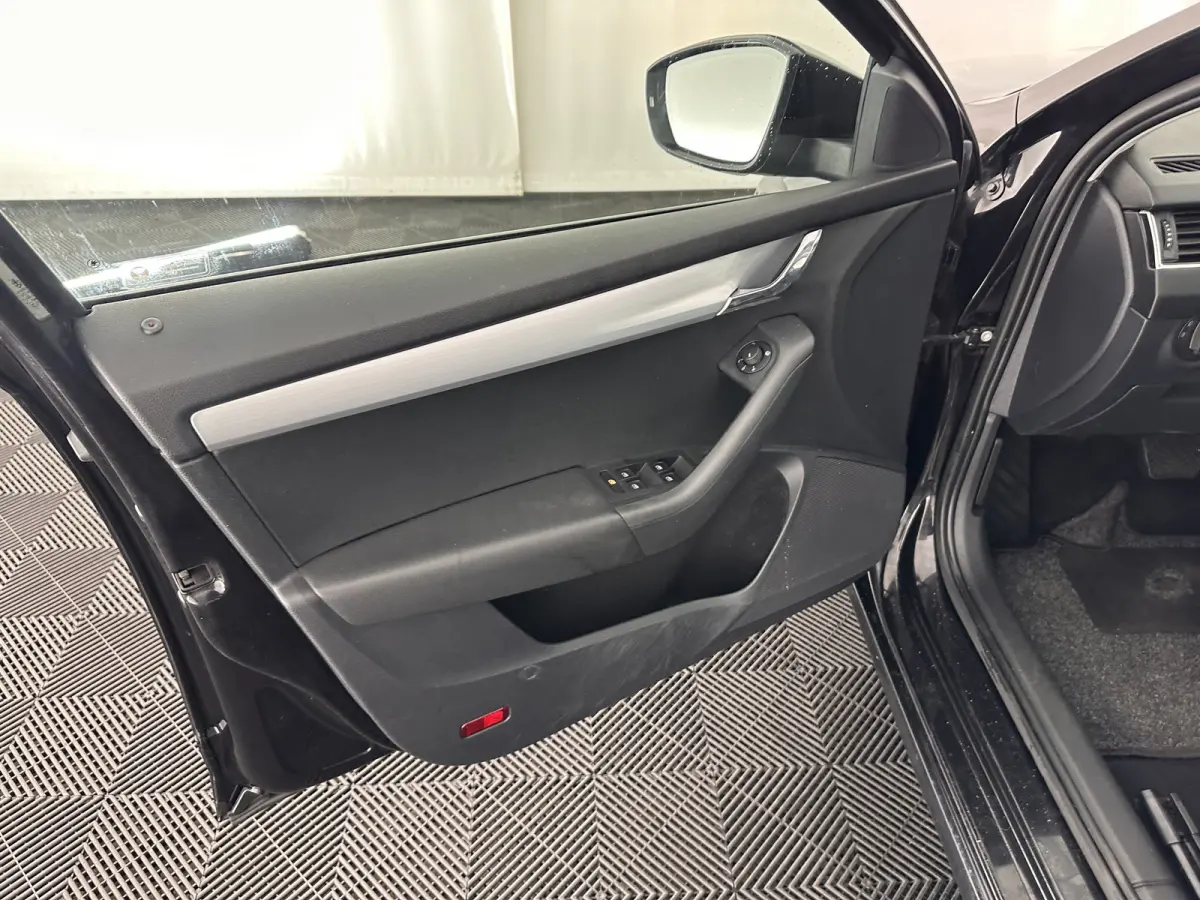 1.6 TDI Greentech Clever Edition Aut. *LEATHER-FABRIC | NAVI-FULLMAP | COMFORT-SEATS | DAB+ | HEATED-SEATS | AMUNDSEN-AUDIO | ECC | SHIFT-PADDLES | PARKPILOT | CRUISE | TOWBAR | 16''ALU *
