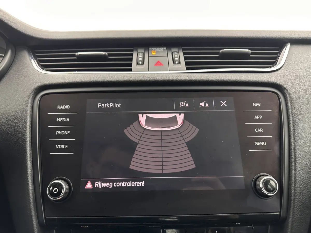 1.6 TDI Greentech Clever Edition Aut. *LEATHER-FABRIC | NAVI-FULLMAP | COMFORT-SEATS | DAB+ | HEATED-SEATS | AMUNDSEN-AUDIO | ECC | SHIFT-PADDLES | PARKPILOT | CRUISE | TOWBAR | 16''ALU *