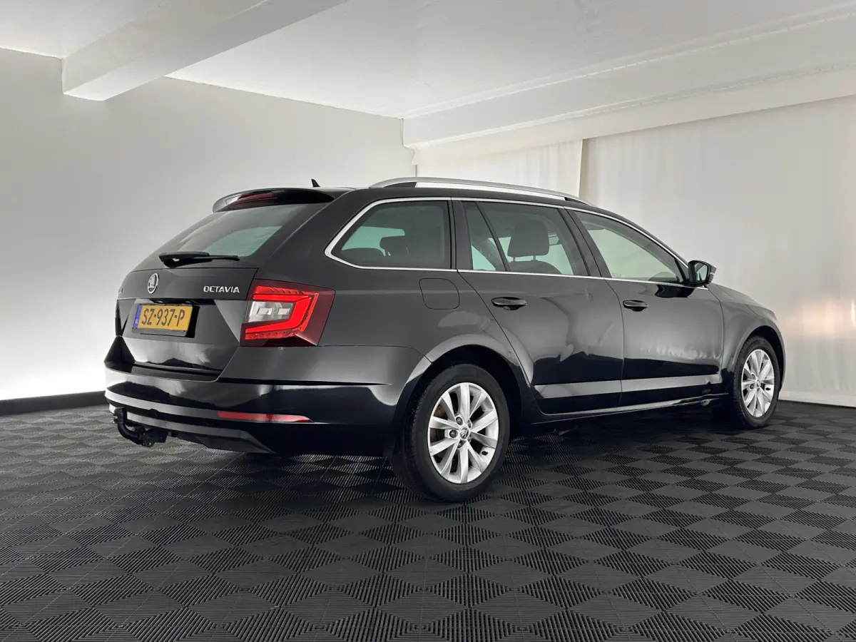 1.6 TDI Greentech Clever Edition Aut. *LEATHER-FABRIC | NAVI-FULLMAP | COMFORT-SEATS | DAB+ | HEATED-SEATS | AMUNDSEN-AUDIO | ECC | SHIFT-PADDLES | PARKPILOT | CRUISE | TOWBAR | 16''ALU *