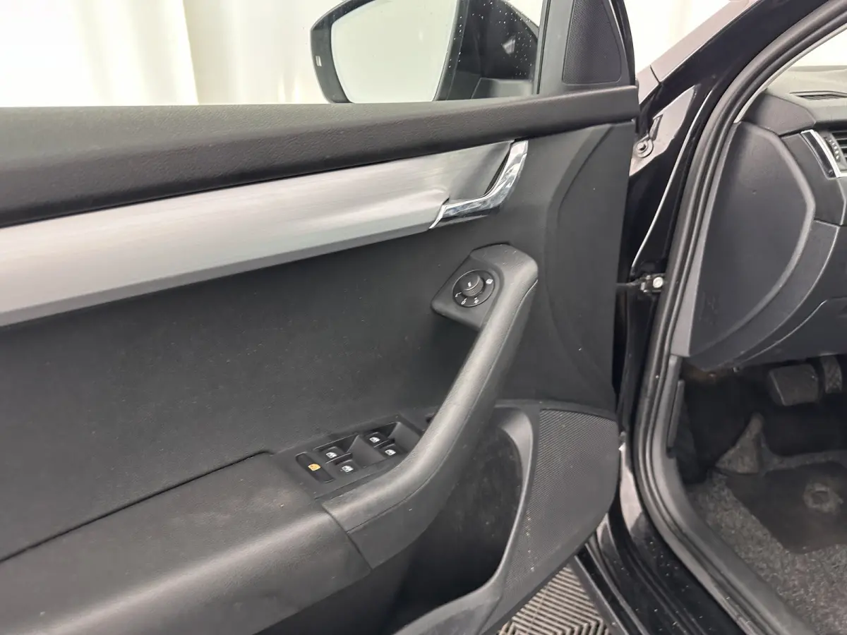 1.6 TDI Greentech Clever Edition Aut. *LEATHER-FABRIC | NAVI-FULLMAP | COMFORT-SEATS | DAB+ | HEATED-SEATS | AMUNDSEN-AUDIO | ECC | SHIFT-PADDLES | PARKPILOT | CRUISE | TOWBAR | 16''ALU *