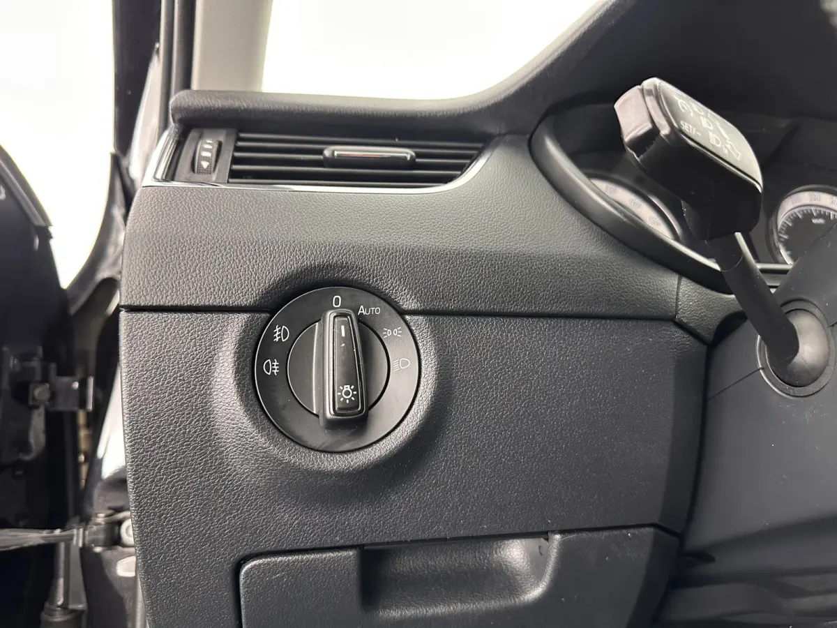 1.6 TDI Greentech Clever Edition Aut. *LEATHER-FABRIC | NAVI-FULLMAP | COMFORT-SEATS | DAB+ | HEATED-SEATS | AMUNDSEN-AUDIO | ECC | SHIFT-PADDLES | PARKPILOT | CRUISE | TOWBAR | 16''ALU *