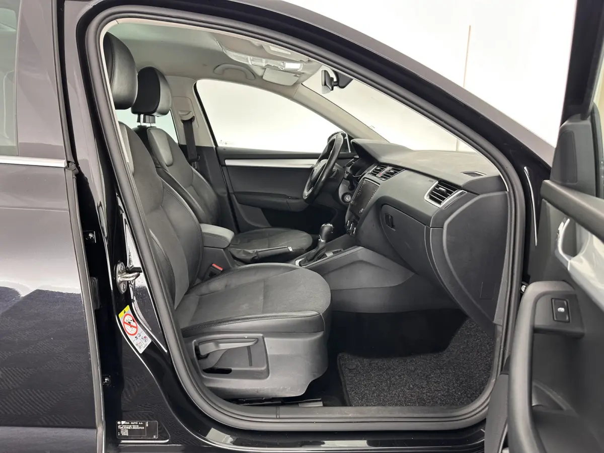1.6 TDI Greentech Clever Edition Aut. *LEATHER-FABRIC | NAVI-FULLMAP | COMFORT-SEATS | DAB+ | HEATED-SEATS | AMUNDSEN-AUDIO | ECC | SHIFT-PADDLES | PARKPILOT | CRUISE | TOWBAR | 16''ALU *