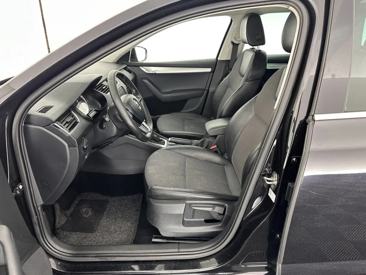 1.6 TDI Greentech Clever Edition Aut. *LEATHER-FABRIC | NAVI-FULLMAP | COMFORT-SEATS | DAB+ | HEATED-SEATS | AMUNDSEN-AUDIO | ECC | SHIFT-PADDLES | PARKPILOT | CRUISE | TOWBAR | 16''ALU *