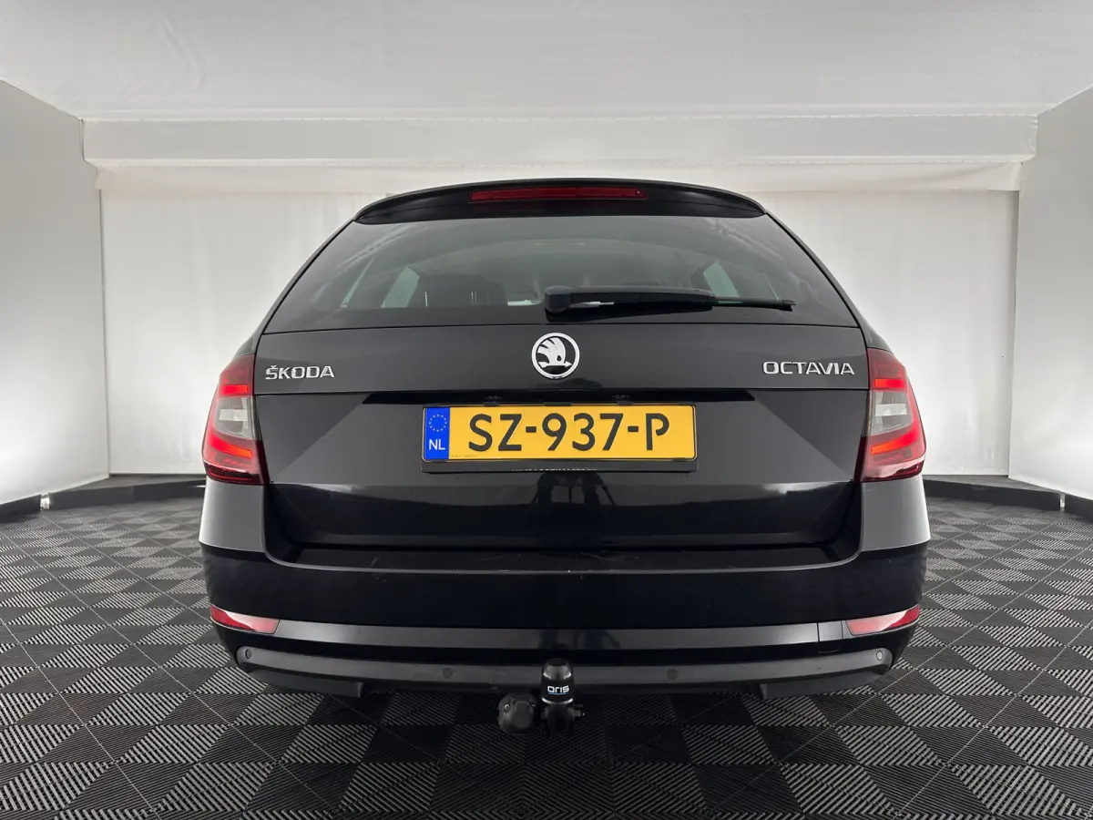 1.6 TDI Greentech Clever Edition Aut. *LEATHER-FABRIC | NAVI-FULLMAP | COMFORT-SEATS | DAB+ | HEATED-SEATS | AMUNDSEN-AUDIO | ECC | SHIFT-PADDLES | PARKPILOT | CRUISE | TOWBAR | 16''ALU *