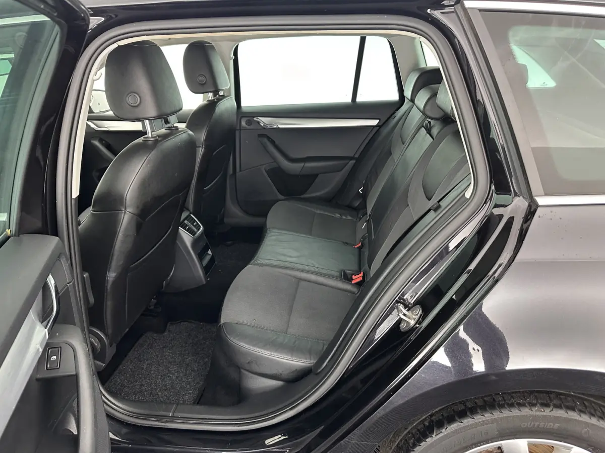 1.6 TDI Greentech Clever Edition Aut. *LEATHER-FABRIC | NAVI-FULLMAP | COMFORT-SEATS | DAB+ | HEATED-SEATS | AMUNDSEN-AUDIO | ECC | SHIFT-PADDLES | PARKPILOT | CRUISE | TOWBAR | 16''ALU *