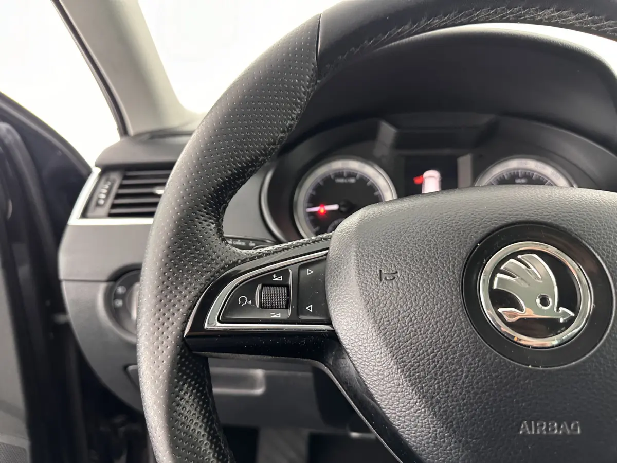 1.6 TDI Greentech Clever Edition Aut. *LEATHER-FABRIC | NAVI-FULLMAP | COMFORT-SEATS | DAB+ | HEATED-SEATS | AMUNDSEN-AUDIO | ECC | SHIFT-PADDLES | PARKPILOT | CRUISE | TOWBAR | 16''ALU *