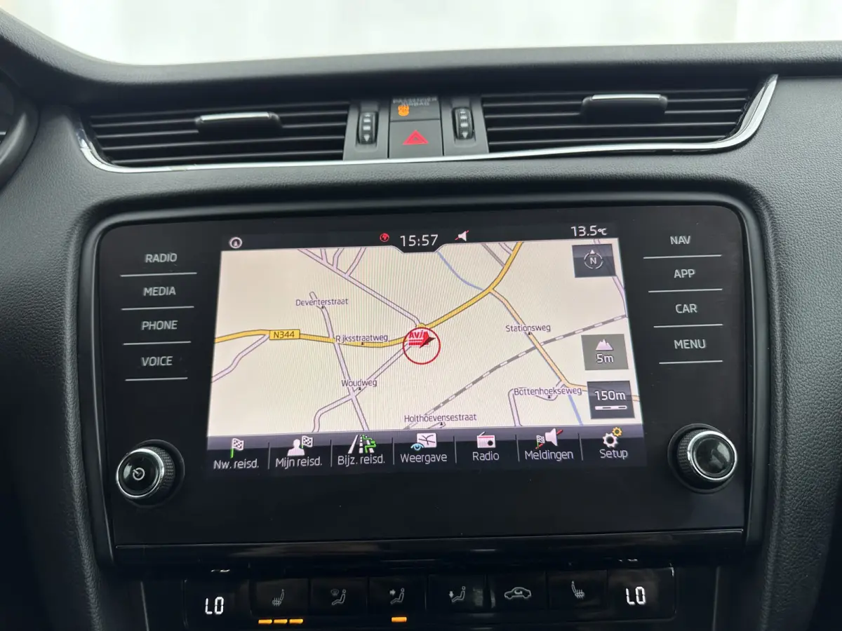 1.6 TDI Greentech Clever Edition Aut. *LEATHER-FABRIC | NAVI-FULLMAP | COMFORT-SEATS | DAB+ | HEATED-SEATS | AMUNDSEN-AUDIO | ECC | SHIFT-PADDLES | PARKPILOT | CRUISE | TOWBAR | 16''ALU *