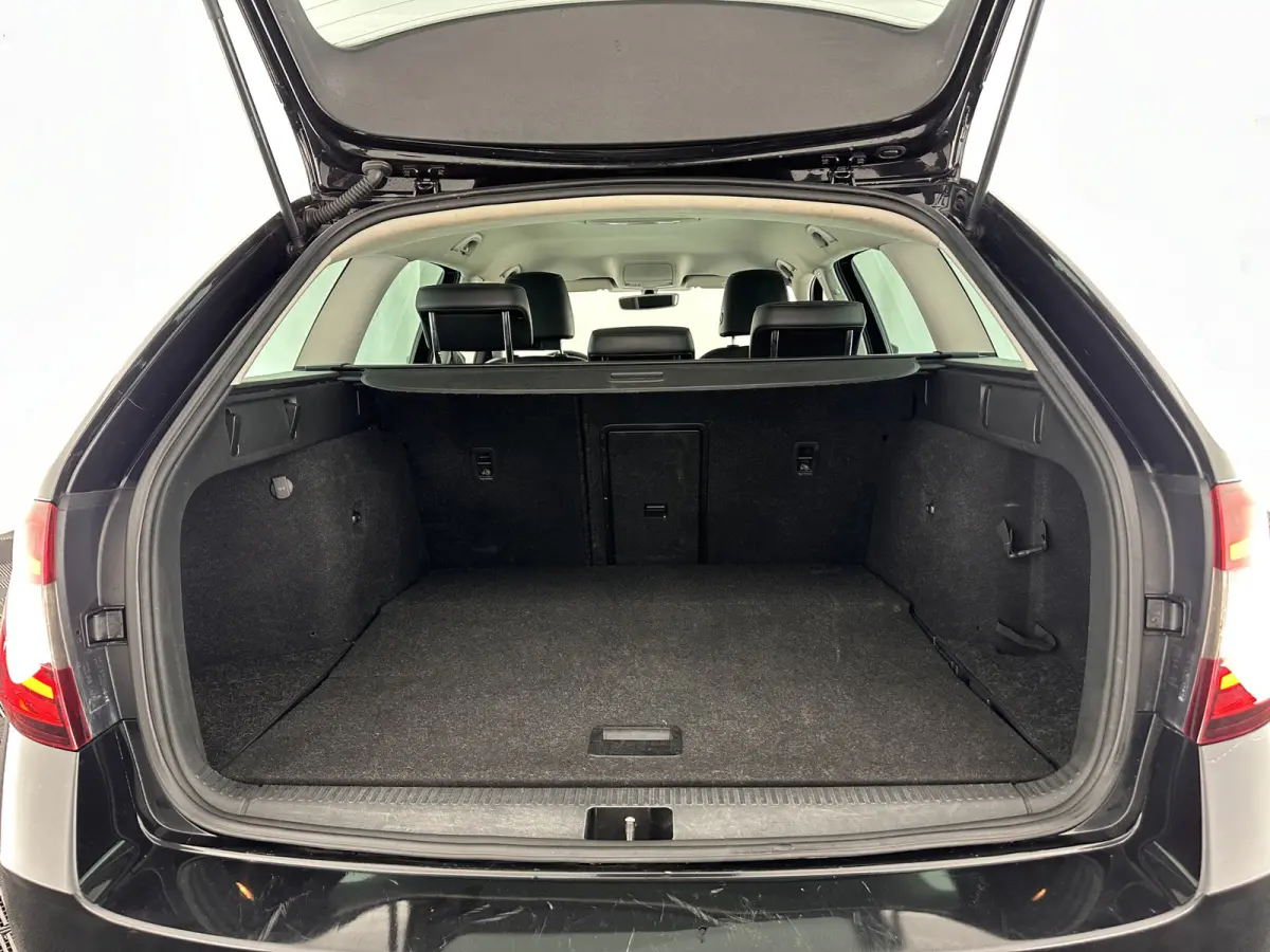 1.6 TDI Greentech Clever Edition Aut. *LEATHER-FABRIC | NAVI-FULLMAP | COMFORT-SEATS | DAB+ | HEATED-SEATS | AMUNDSEN-AUDIO | ECC | SHIFT-PADDLES | PARKPILOT | CRUISE | TOWBAR | 16''ALU *