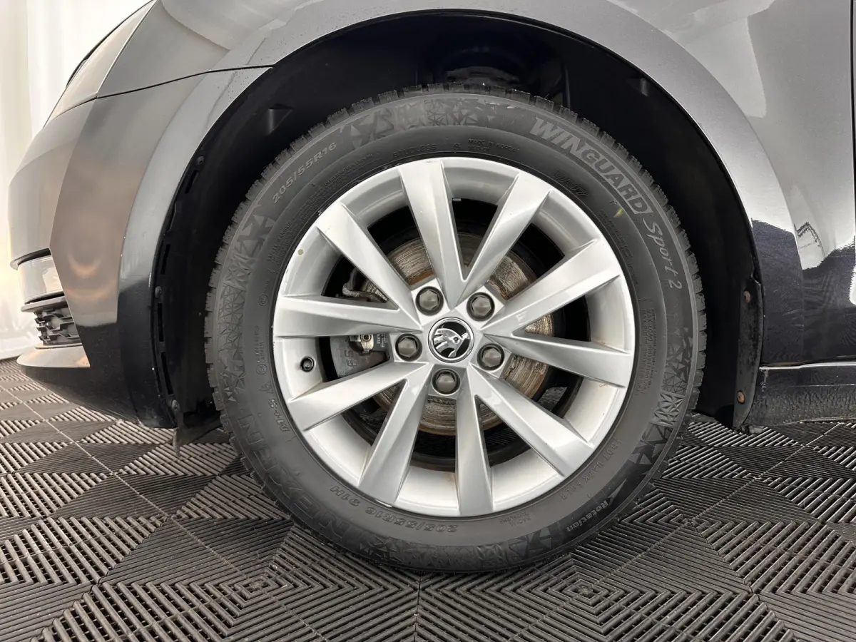 1.6 TDI Greentech Clever Edition Aut. *LEATHER-FABRIC | NAVI-FULLMAP | COMFORT-SEATS | DAB+ | HEATED-SEATS | AMUNDSEN-AUDIO | ECC | SHIFT-PADDLES | PARKPILOT | CRUISE | TOWBAR | 16''ALU *
