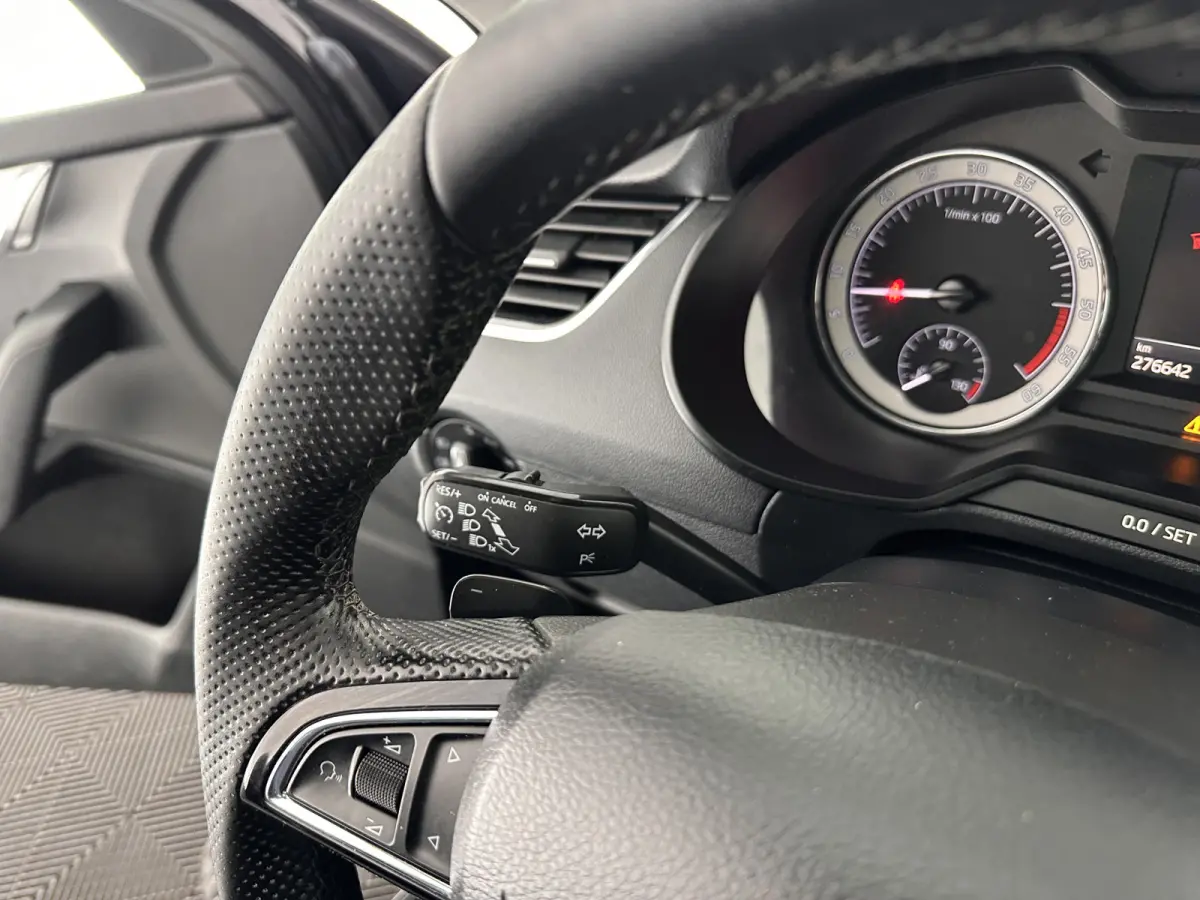 1.6 TDI Greentech Clever Edition Aut. *LEATHER-FABRIC | NAVI-FULLMAP | COMFORT-SEATS | DAB+ | HEATED-SEATS | AMUNDSEN-AUDIO | ECC | SHIFT-PADDLES | PARKPILOT | CRUISE | TOWBAR | 16''ALU *