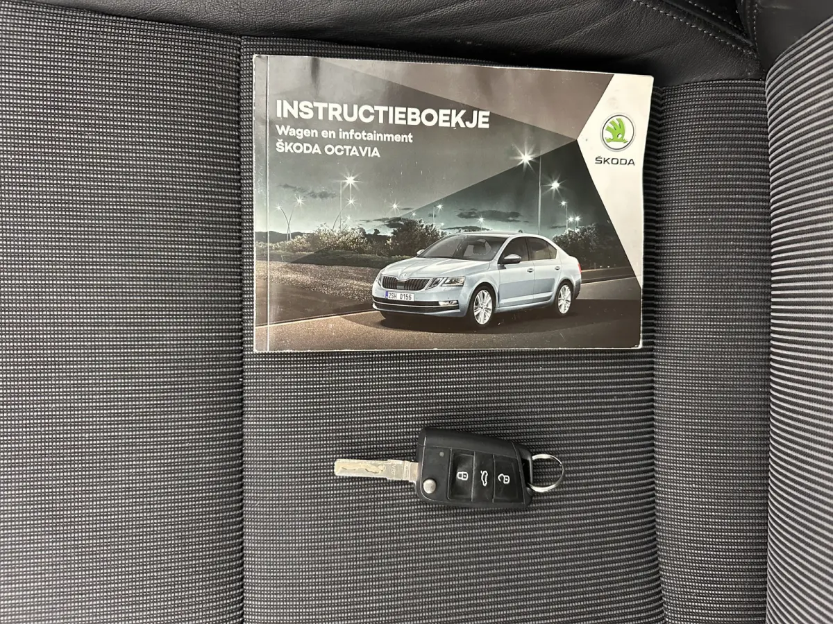 1.6 TDI Greentech Clever Edition Aut. *LEATHER-FABRIC | NAVI-FULLMAP | COMFORT-SEATS | DAB+ | HEATED-SEATS | AMUNDSEN-AUDIO | ECC | SHIFT-PADDLES | PARKPILOT | CRUISE | TOWBAR | 16''ALU *