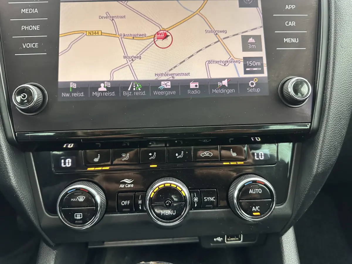 1.6 TDI Greentech Clever Edition Aut. *LEATHER-FABRIC | NAVI-FULLMAP | COMFORT-SEATS | DAB+ | HEATED-SEATS | AMUNDSEN-AUDIO | ECC | SHIFT-PADDLES | PARKPILOT | CRUISE | TOWBAR | 16''ALU *
