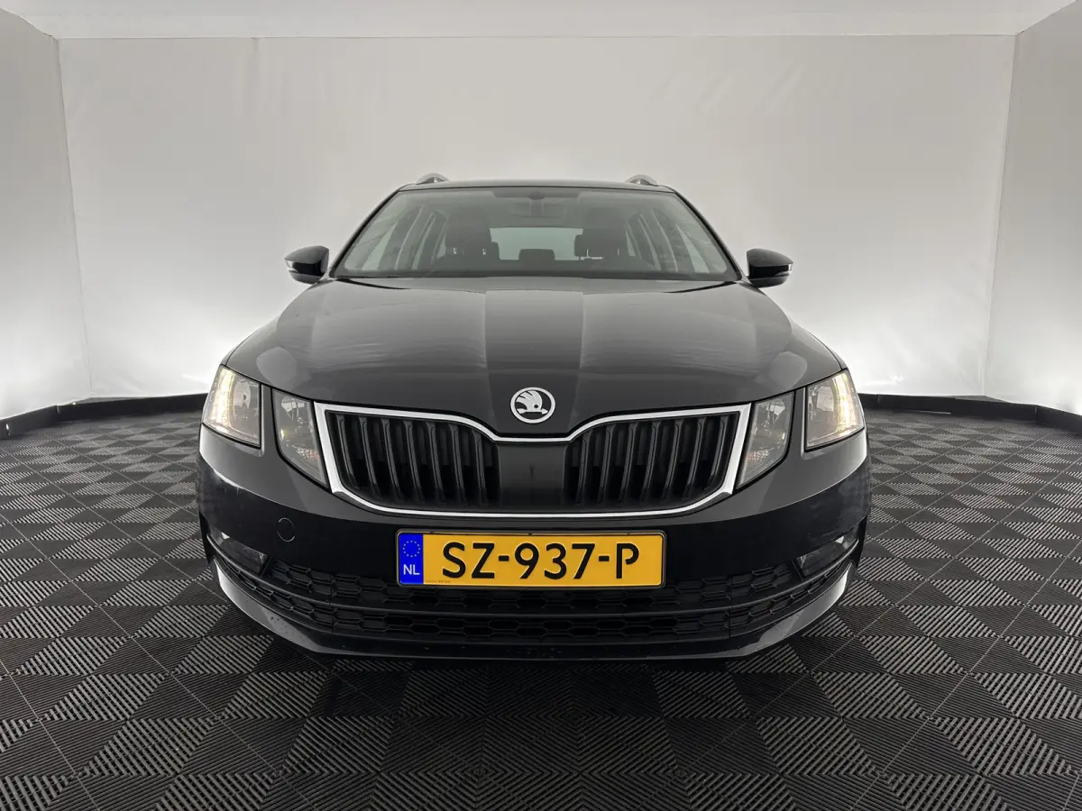 1.6 TDI Greentech Clever Edition Aut. *LEATHER-FABRIC | NAVI-FULLMAP | COMFORT-SEATS | DAB+ | HEATED-SEATS | AMUNDSEN-AUDIO | ECC | SHIFT-PADDLES | PARKPILOT | CRUISE | TOWBAR | 16''ALU *