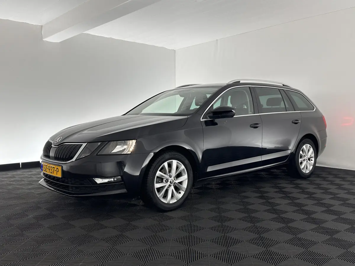 1.6 TDI Greentech Clever Edition Aut. *LEATHER-FABRIC | NAVI-FULLMAP | COMFORT-SEATS | DAB+ | HEATED-SEATS | AMUNDSEN-AUDIO | ECC | SHIFT-PADDLES | PARKPILOT | CRUISE | TOWBAR | 16''ALU *