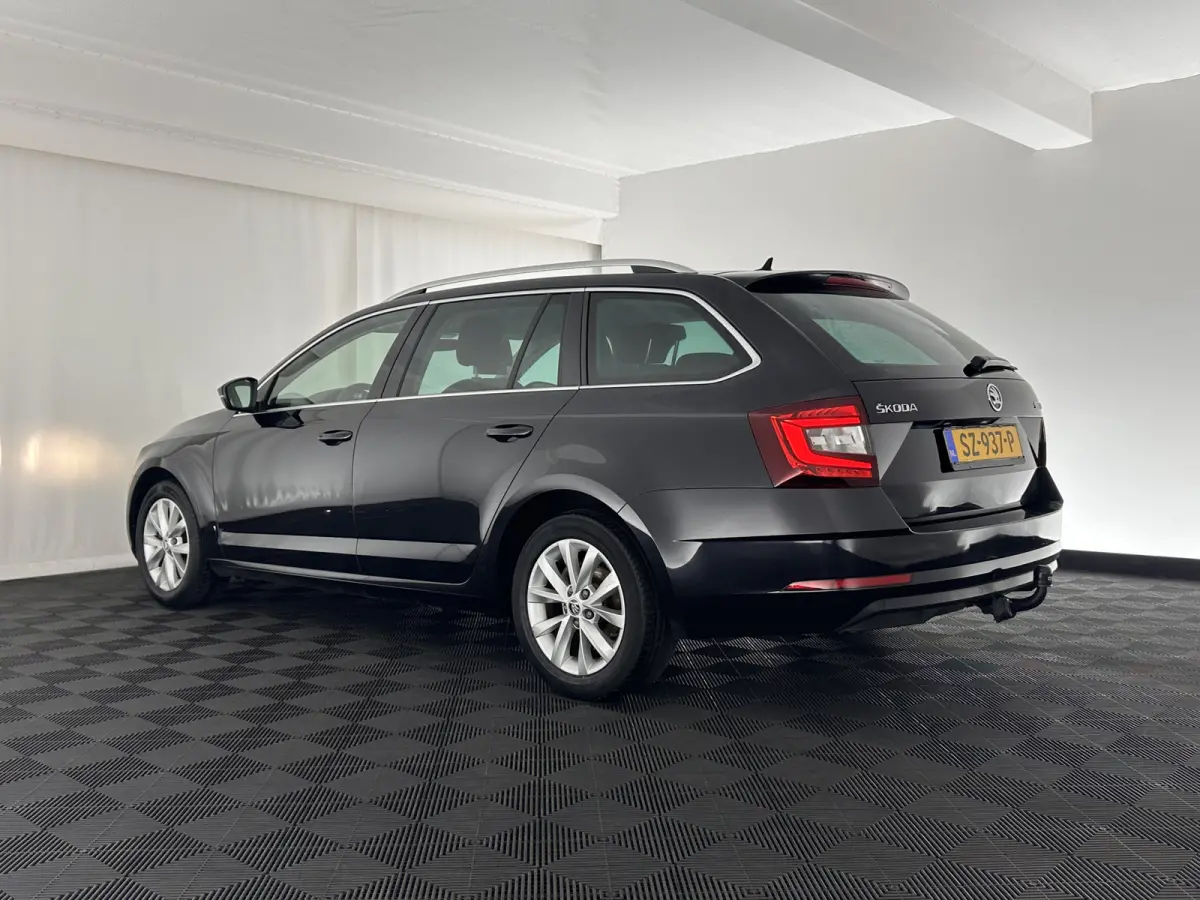 1.6 TDI Greentech Clever Edition Aut. *LEATHER-FABRIC | NAVI-FULLMAP | COMFORT-SEATS | DAB+ | HEATED-SEATS | AMUNDSEN-AUDIO | ECC | SHIFT-PADDLES | PARKPILOT | CRUISE | TOWBAR | 16''ALU *