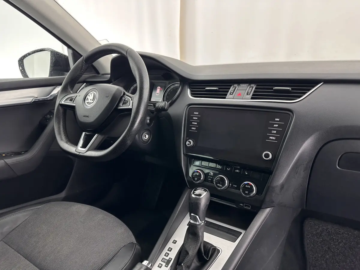 1.6 TDI Greentech Clever Edition Aut. *LEATHER-FABRIC | NAVI-FULLMAP | COMFORT-SEATS | DAB+ | HEATED-SEATS | AMUNDSEN-AUDIO | ECC | SHIFT-PADDLES | PARKPILOT | CRUISE | TOWBAR | 16''ALU *