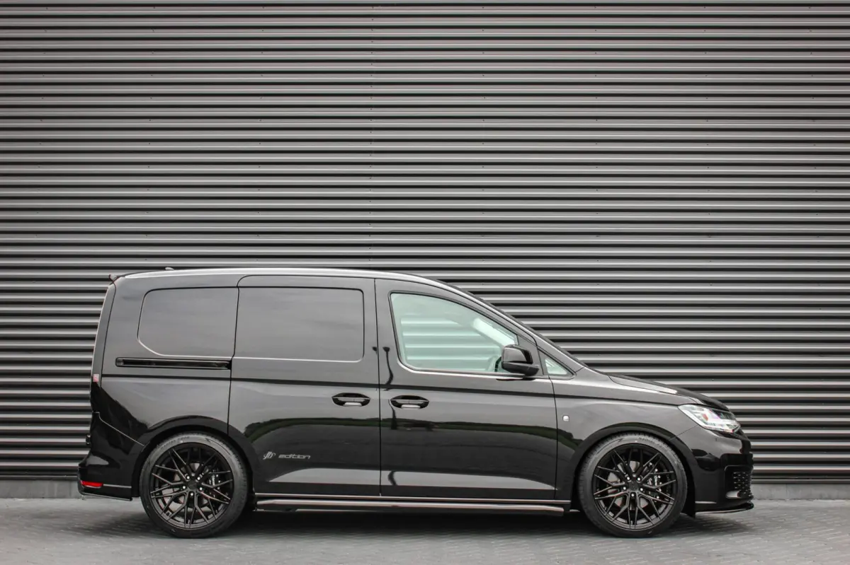 2.0 TDI 122PK DSG JB- EDITION / MAXTRON / SIDE- BARS / VERLAGING / ELEK- PAKKET / PDC / CAMERA / BLACK OPS
