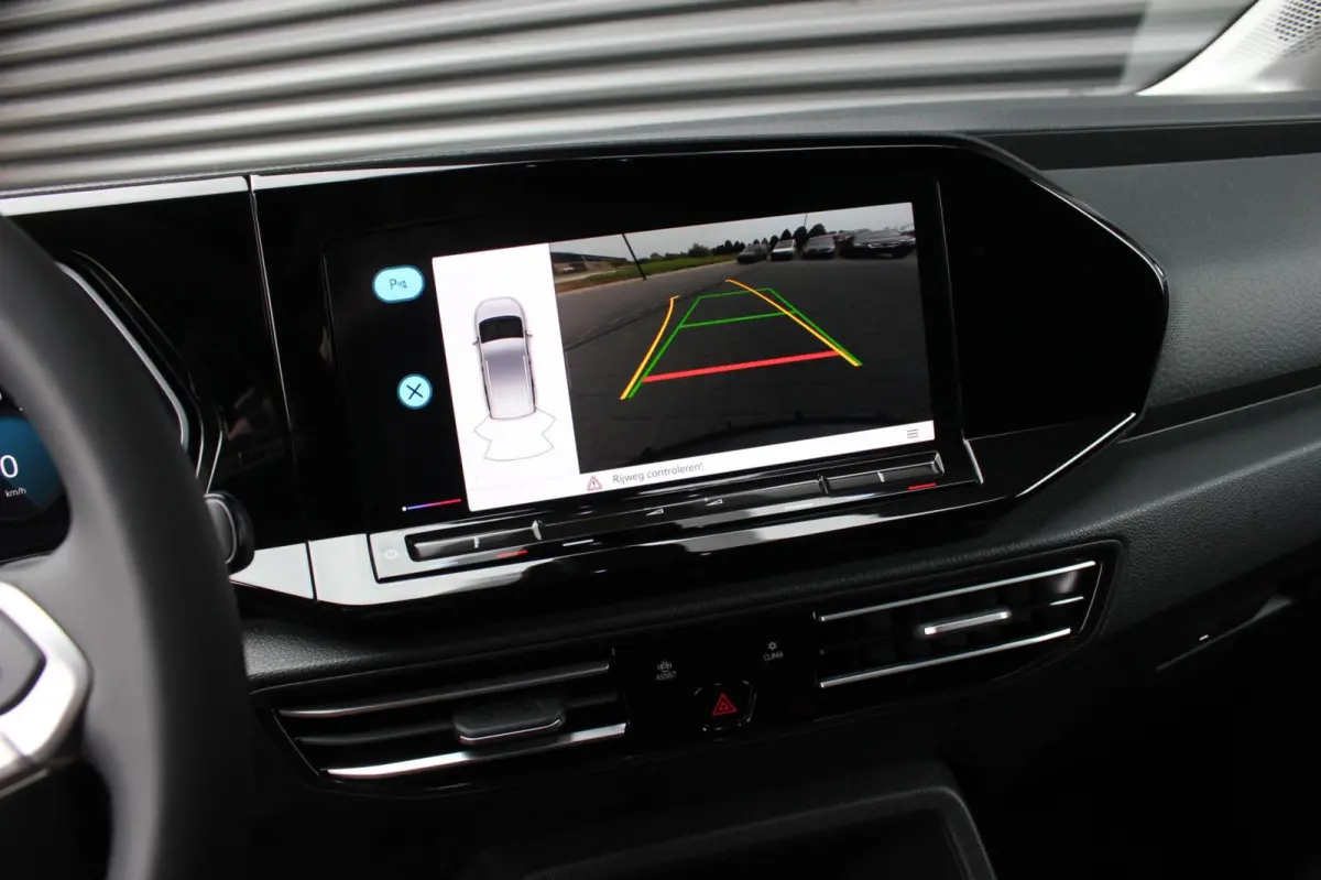 2.0 TDI 122PK DSG JB- EDITION / MAXTRON / SIDE- BARS / VERLAGING / ELEK- PAKKET / PDC / CAMERA / BLACK OPS