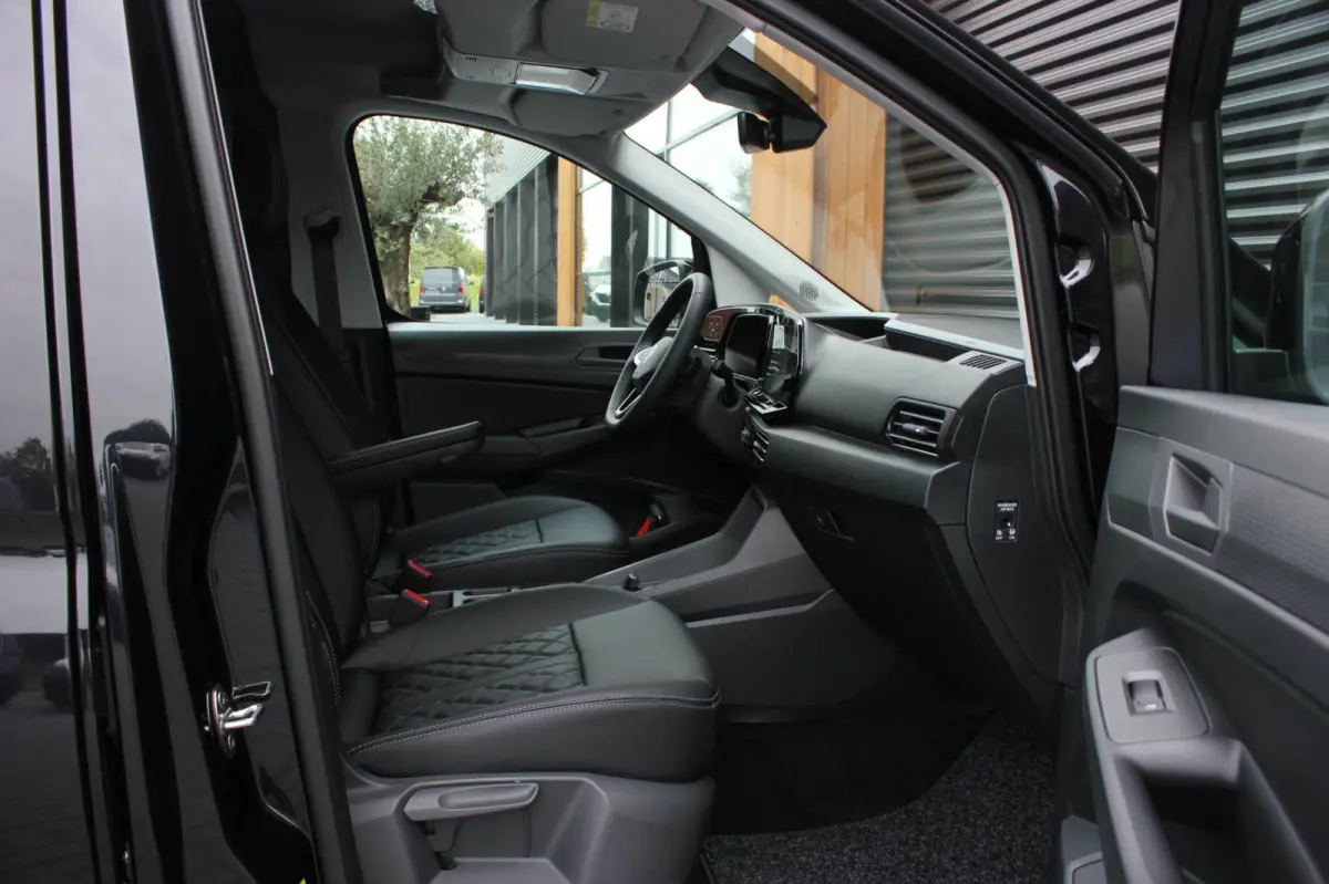 2.0 TDI 122PK DSG JB- EDITION / MAXTRON / SIDE- BARS / VERLAGING / ELEK- PAKKET / PDC / CAMERA / BLACK OPS