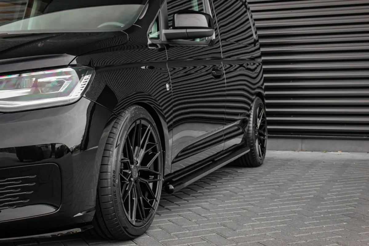 2.0 TDI 122PK DSG JB- EDITION / MAXTRON / SIDE- BARS / VERLAGING / ELEK- PAKKET / PDC / CAMERA / BLACK OPS