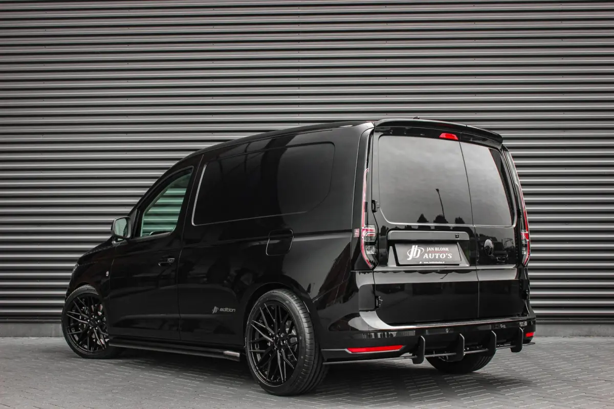 2.0 TDI 122PK DSG JB- EDITION / MAXTRON / SIDE- BARS / VERLAGING / ELEK- PAKKET / PDC / CAMERA / BLACK OPS