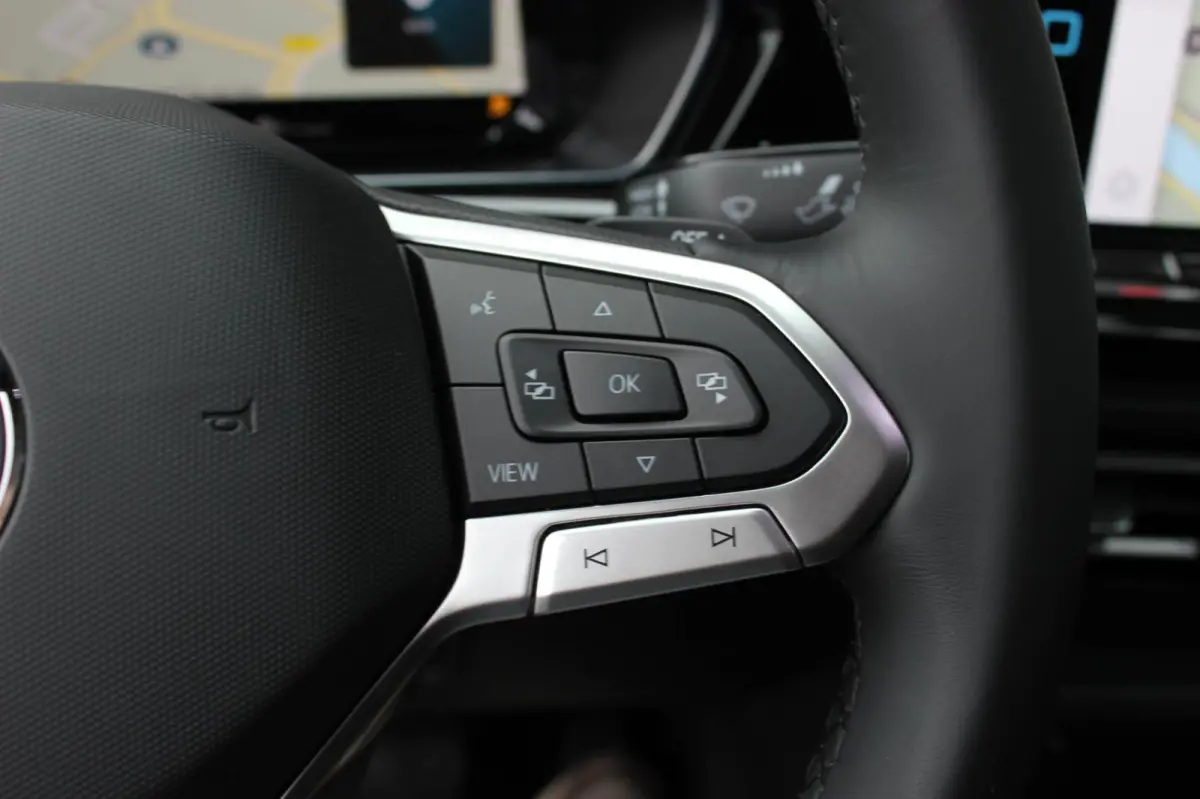 2.0 TDI 122PK DSG JB- EDITION / MAXTRON / SIDE- BARS / VERLAGING / ELEK- PAKKET / PDC / CAMERA / BLACK OPS
