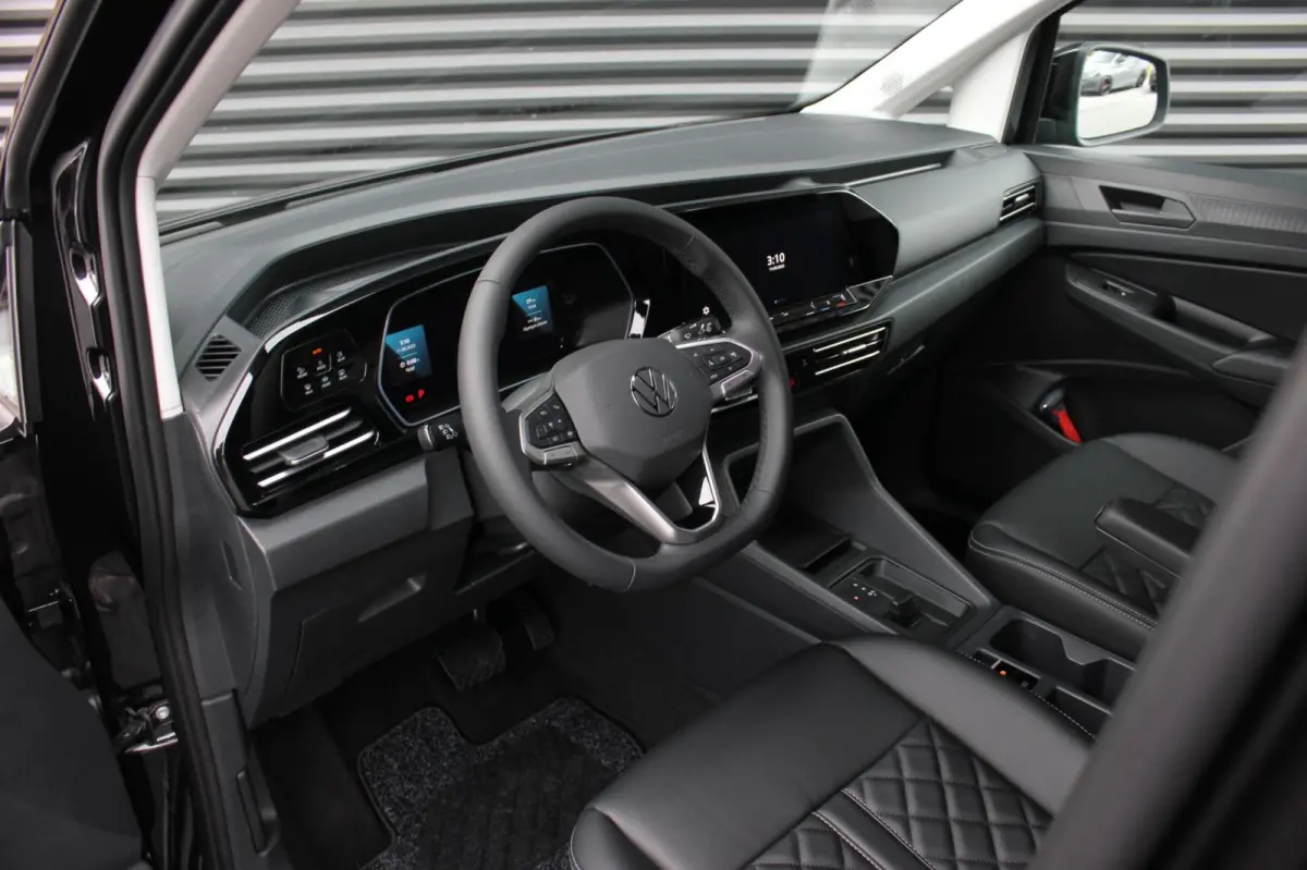2.0 TDI 122PK DSG JB- EDITION / MAXTRON / SIDE- BARS / VERLAGING / ELEK- PAKKET / PDC / CAMERA / BLACK OPS