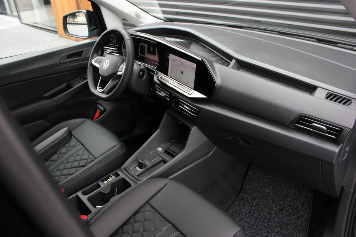 2.0 TDI 122PK DSG JB- EDITION / MAXTRON / SIDE- BARS / VERLAGING / ELEK- PAKKET / PDC / CAMERA / BLACK OPS