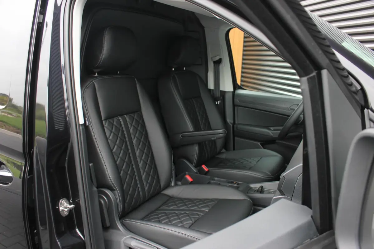 2.0 TDI 122PK DSG JB- EDITION / MAXTRON / SIDE- BARS / VERLAGING / ELEK- PAKKET / PDC / CAMERA / BLACK OPS