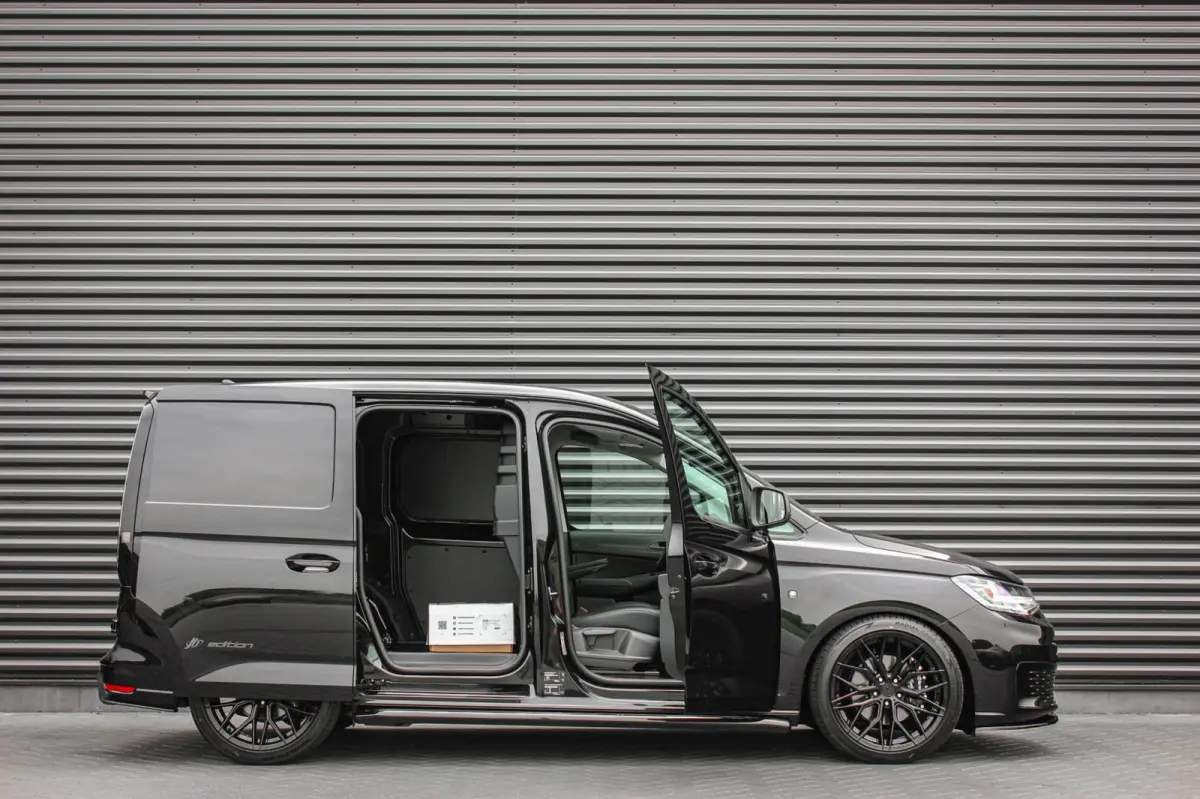 2.0 TDI 122PK DSG JB- EDITION / MAXTRON / SIDE- BARS / VERLAGING / ELEK- PAKKET / PDC / CAMERA / BLACK OPS