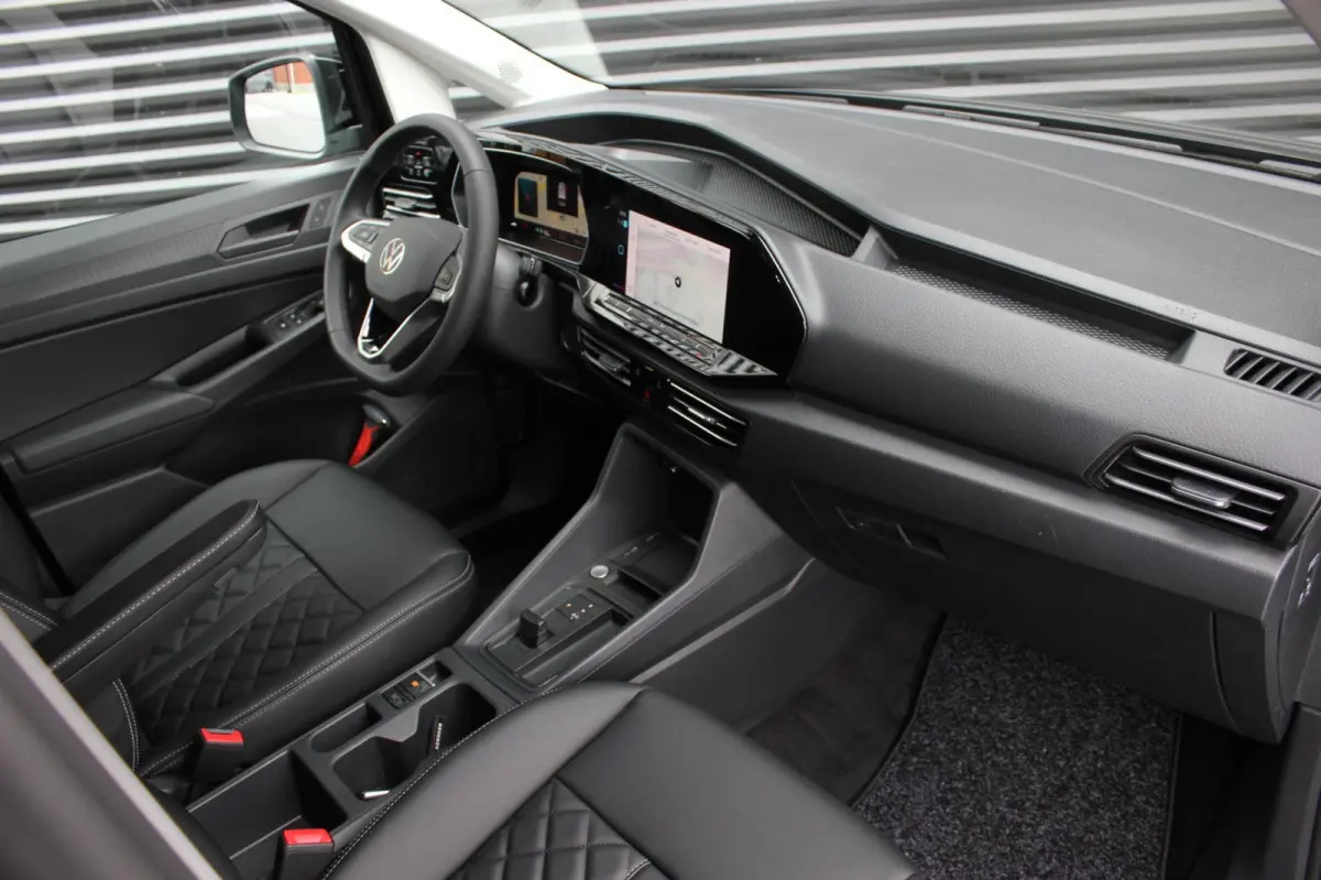 2.0 TDI 122PK DSG JB- EDITION / MAXTRON / SIDE- BARS / VERLAGING / ELEK- PAKKET / PDC / CAMERA / BLACK OPS