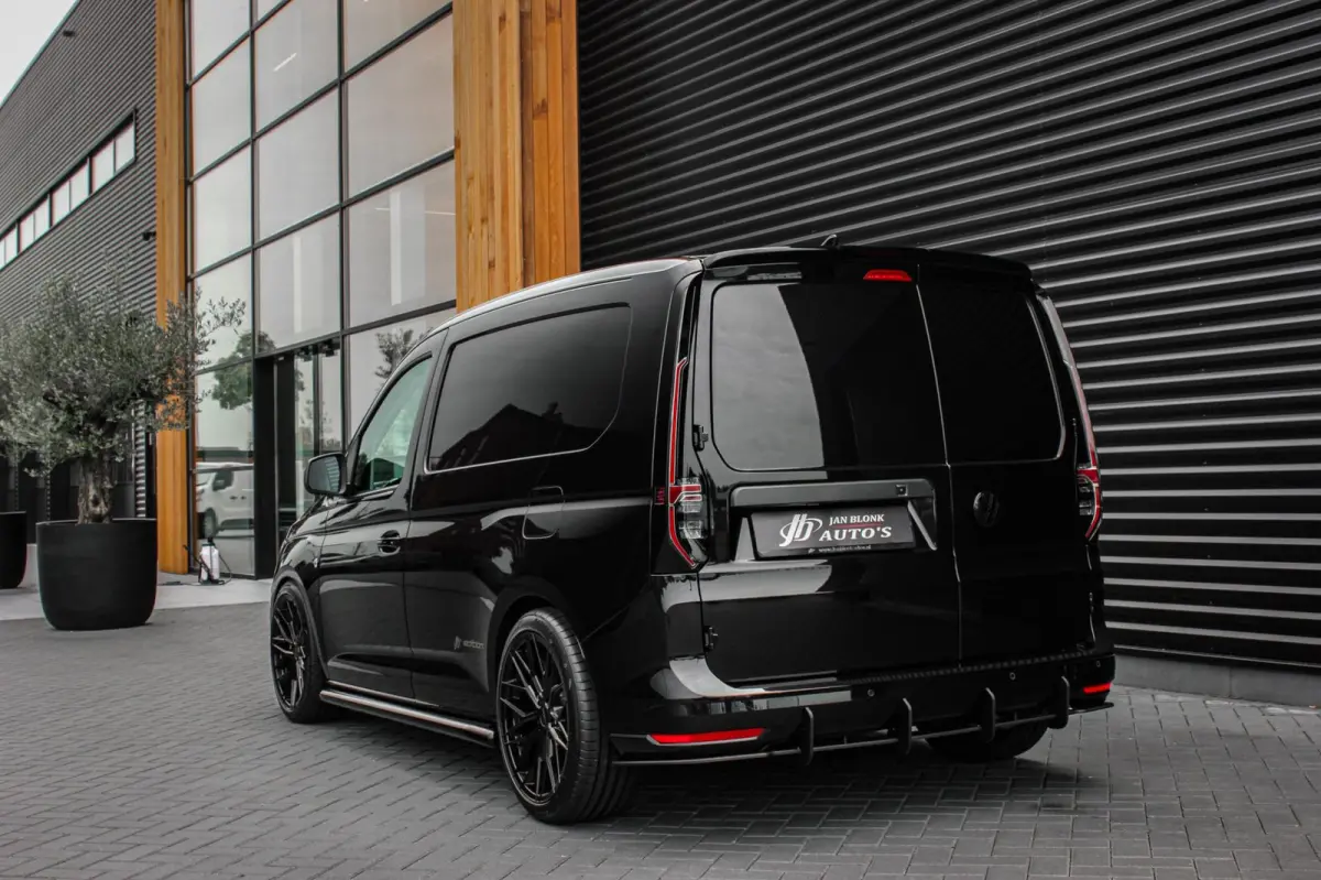 2.0 TDI 122PK DSG JB- EDITION / MAXTRON / SIDE- BARS / VERLAGING / ELEK- PAKKET / PDC / CAMERA / BLACK OPS