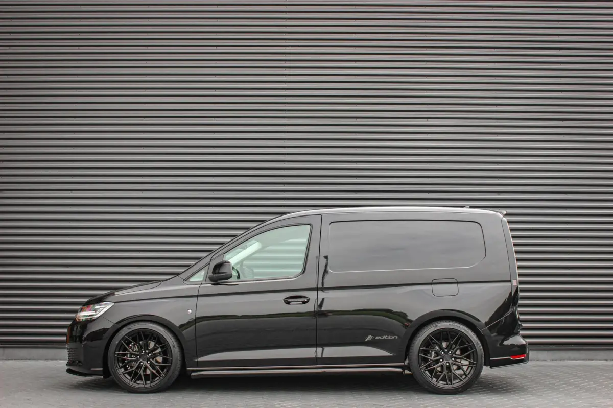 2.0 TDI 122PK DSG JB- EDITION / MAXTRON / SIDE- BARS / VERLAGING / ELEK- PAKKET / PDC / CAMERA / BLACK OPS