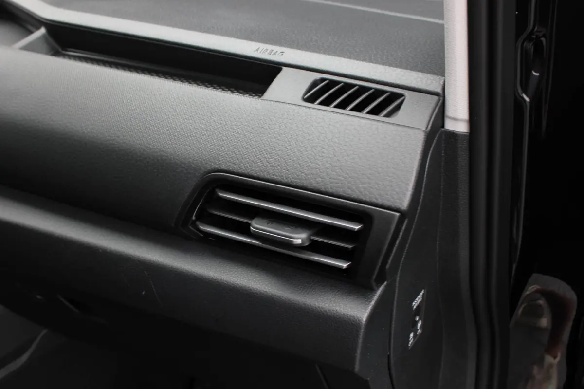 2.0 TDI 122PK DSG JB- EDITION / MAXTRON / SIDE- BARS / VERLAGING / ELEK- PAKKET / PDC / CAMERA / BLACK OPS