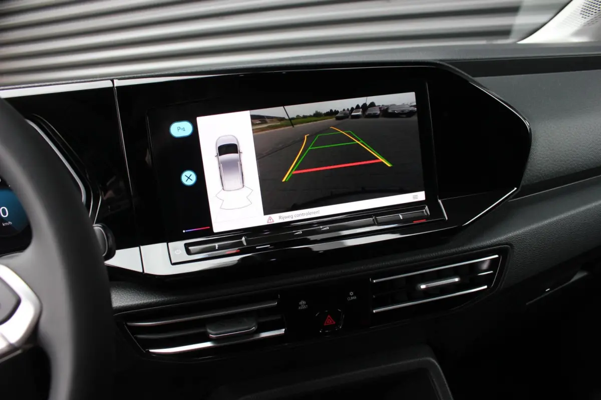 2.0 TDI 122PK DSG JB- EDITION / MAXTRON / SIDE- BARS / VERLAGING / ELEK- PAKKET / PDC / CAMERA / BLACK OPS