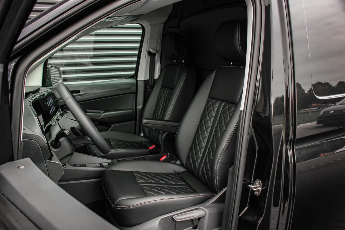 2.0 TDI 122PK DSG JB- EDITION / MAXTRON / SIDE- BARS / VERLAGING / ELEK- PAKKET / PDC / CAMERA / BLACK OPS