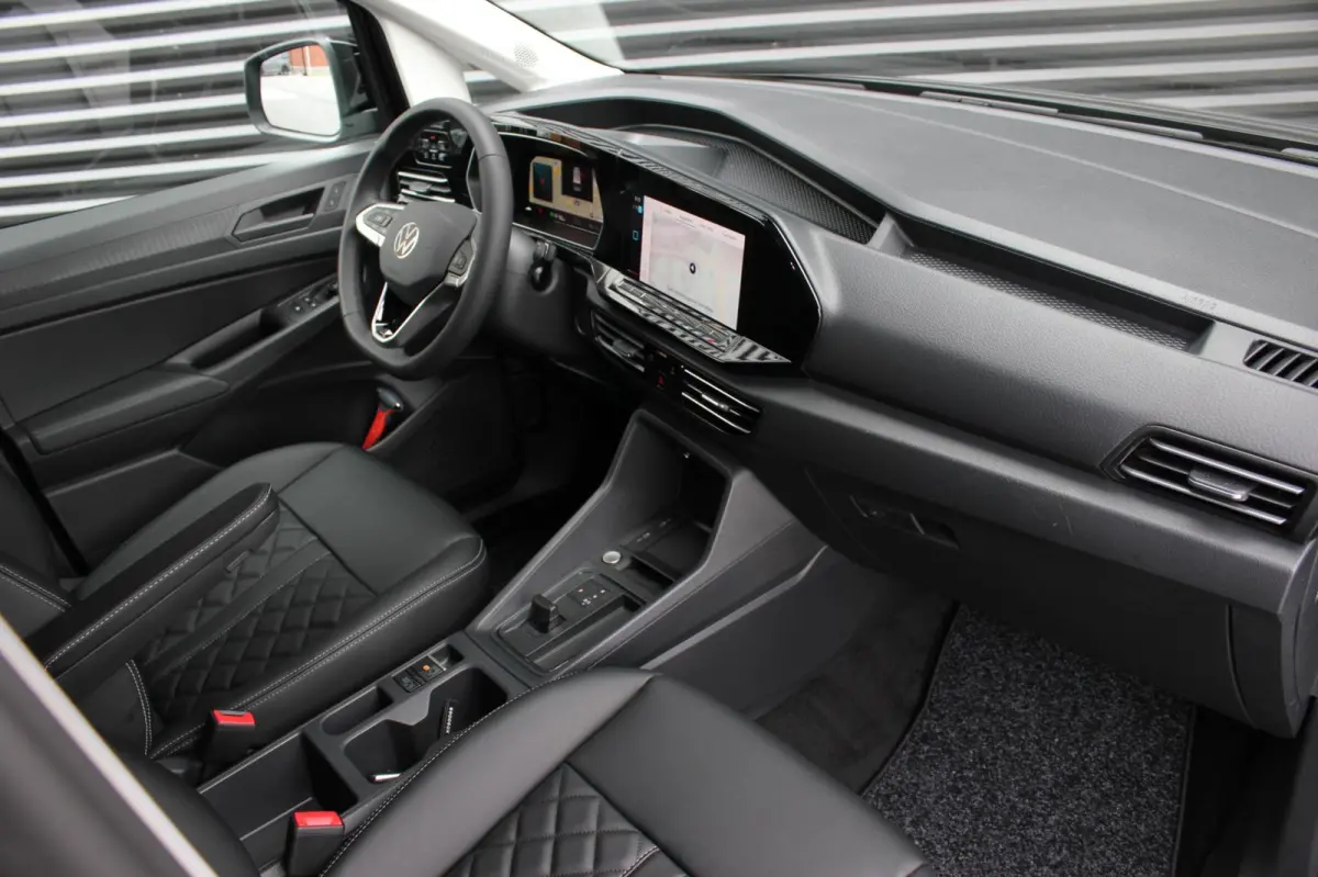 2.0 TDI 122PK DSG JB- EDITION / MAXTRON / SIDE- BARS / VERLAGING / ELEK- PAKKET / PDC / CAMERA / BLACK OPS