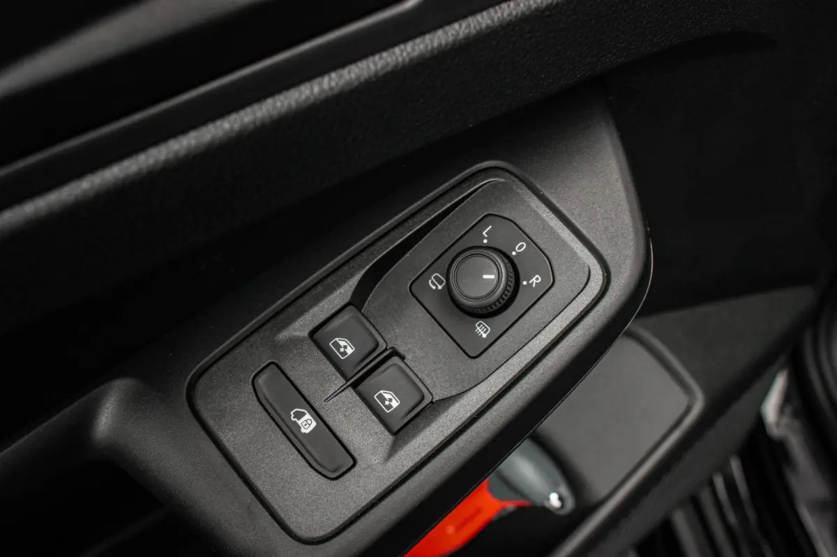 2.0 TDI 122PK DSG JB- EDITION / MAXTRON / SIDE- BARS / VERLAGING / ELEK- PAKKET / PDC / CAMERA / BLACK OPS