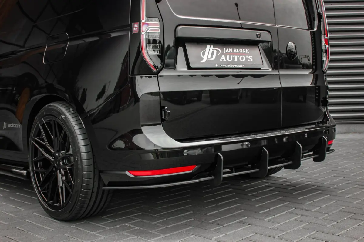 2.0 TDI 122PK DSG JB- EDITION / MAXTRON / SIDE- BARS / VERLAGING / ELEK- PAKKET / PDC / CAMERA / BLACK OPS