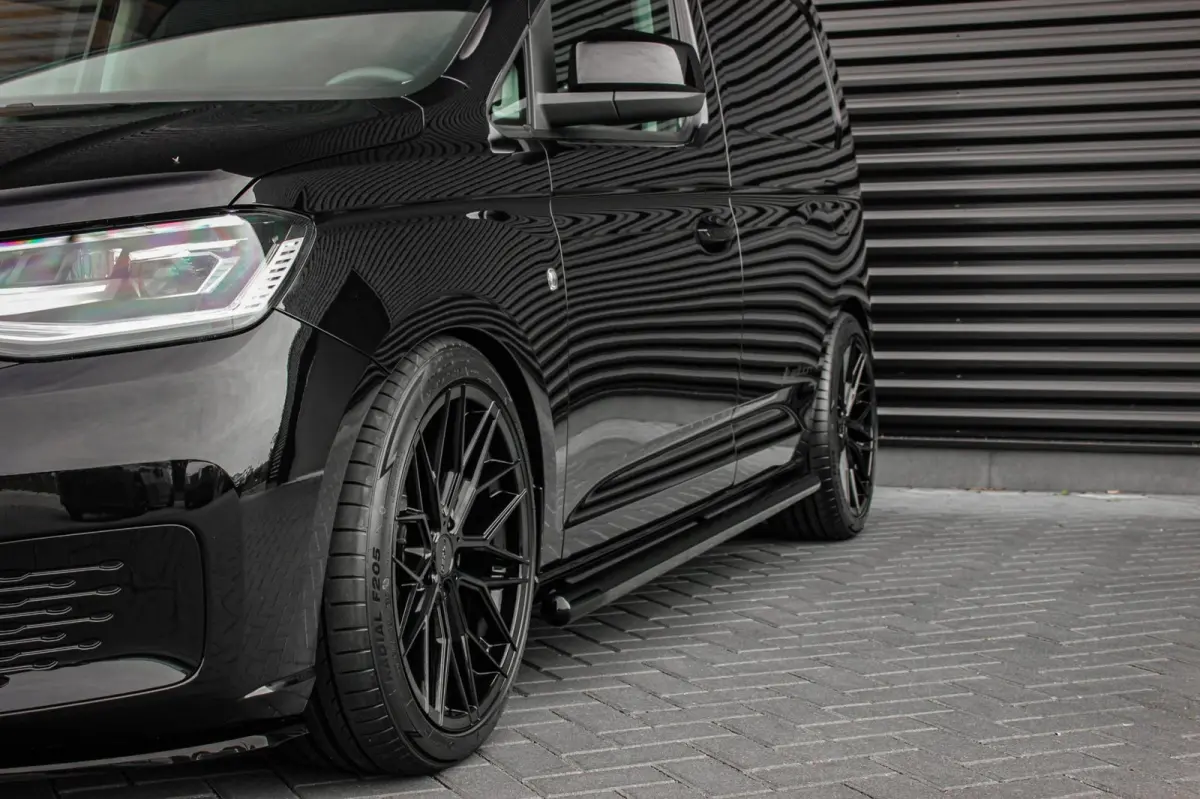 2.0 TDI 122PK DSG JB- EDITION / MAXTRON / SIDE- BARS / VERLAGING / ELEK- PAKKET / PDC / CAMERA / BLACK OPS