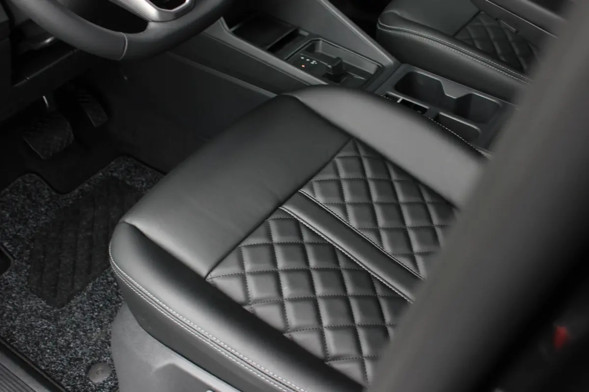 2.0 TDI 122PK DSG JB- EDITION / MAXTRON / SIDE- BARS / VERLAGING / ELEK- PAKKET / PDC / CAMERA / BLACK OPS
