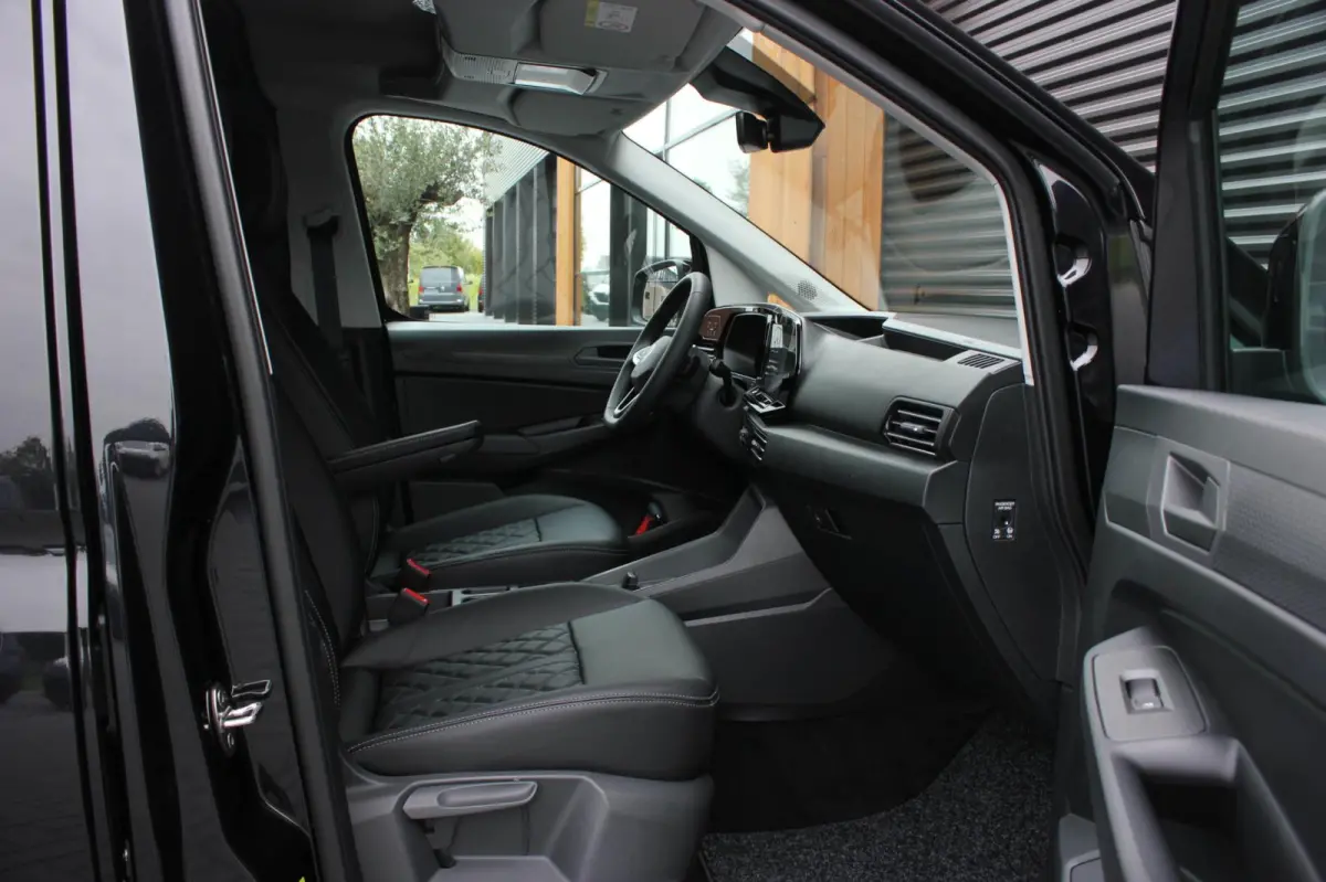 2.0 TDI 122PK DSG JB- EDITION / MAXTRON / SIDE- BARS / VERLAGING / ELEK- PAKKET / PDC / CAMERA / BLACK OPS