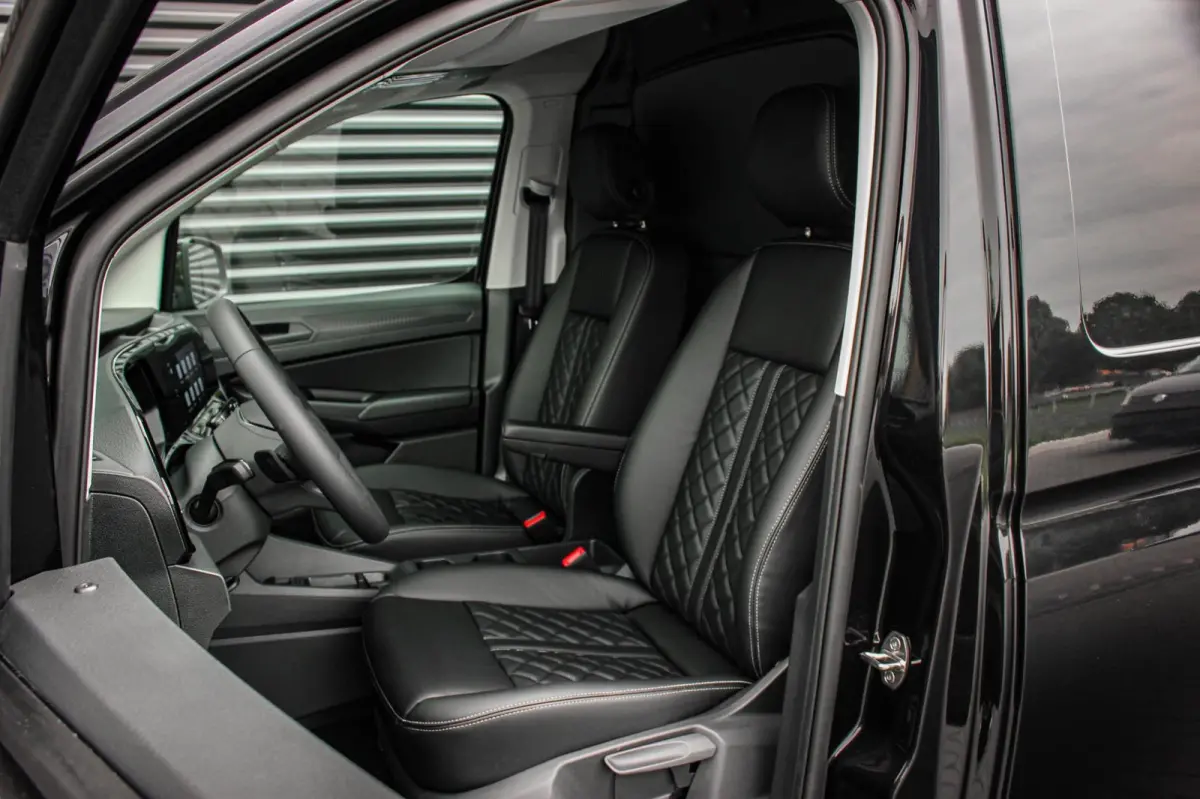 2.0 TDI 122PK DSG JB- EDITION / MAXTRON / SIDE- BARS / VERLAGING / ELEK- PAKKET / PDC / CAMERA / BLACK OPS